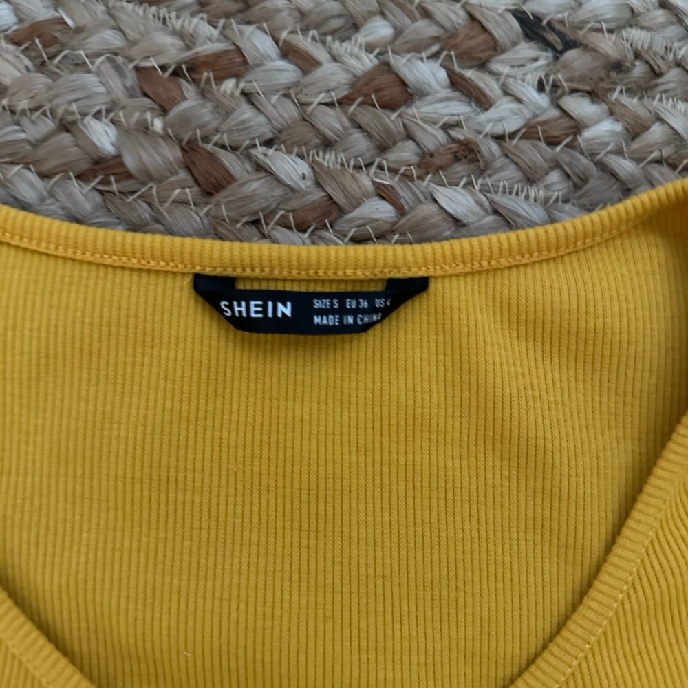 YELLOW KNIT CROP TOP - Picture 2 of 5